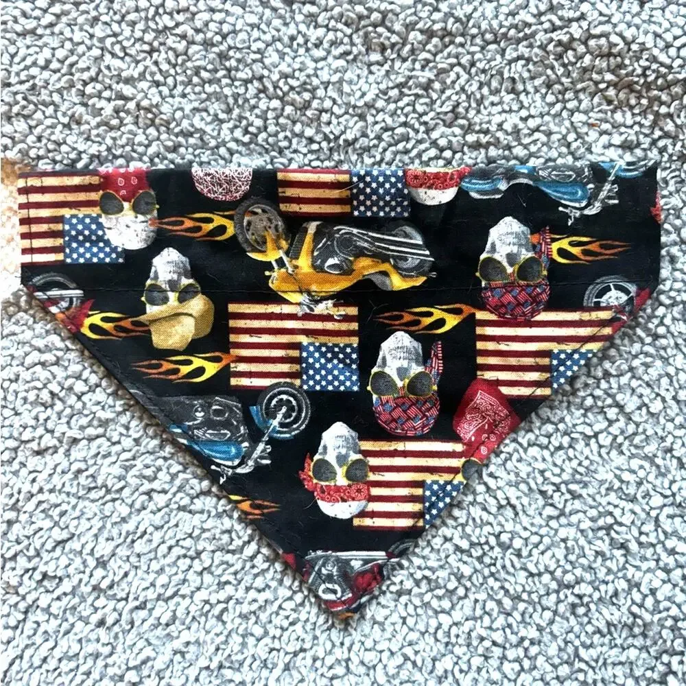 Biker-Inspired Dog Bandana with Skull Print – Size S/M
